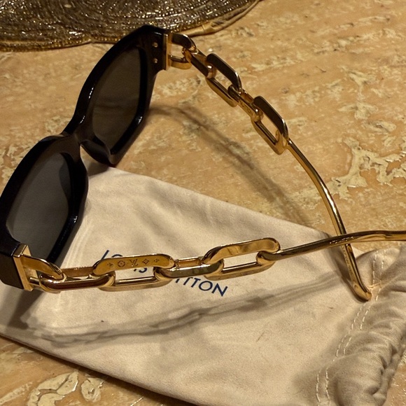 Louis Vuitton Elegant Black Sunglasses - Picture 2 of 3